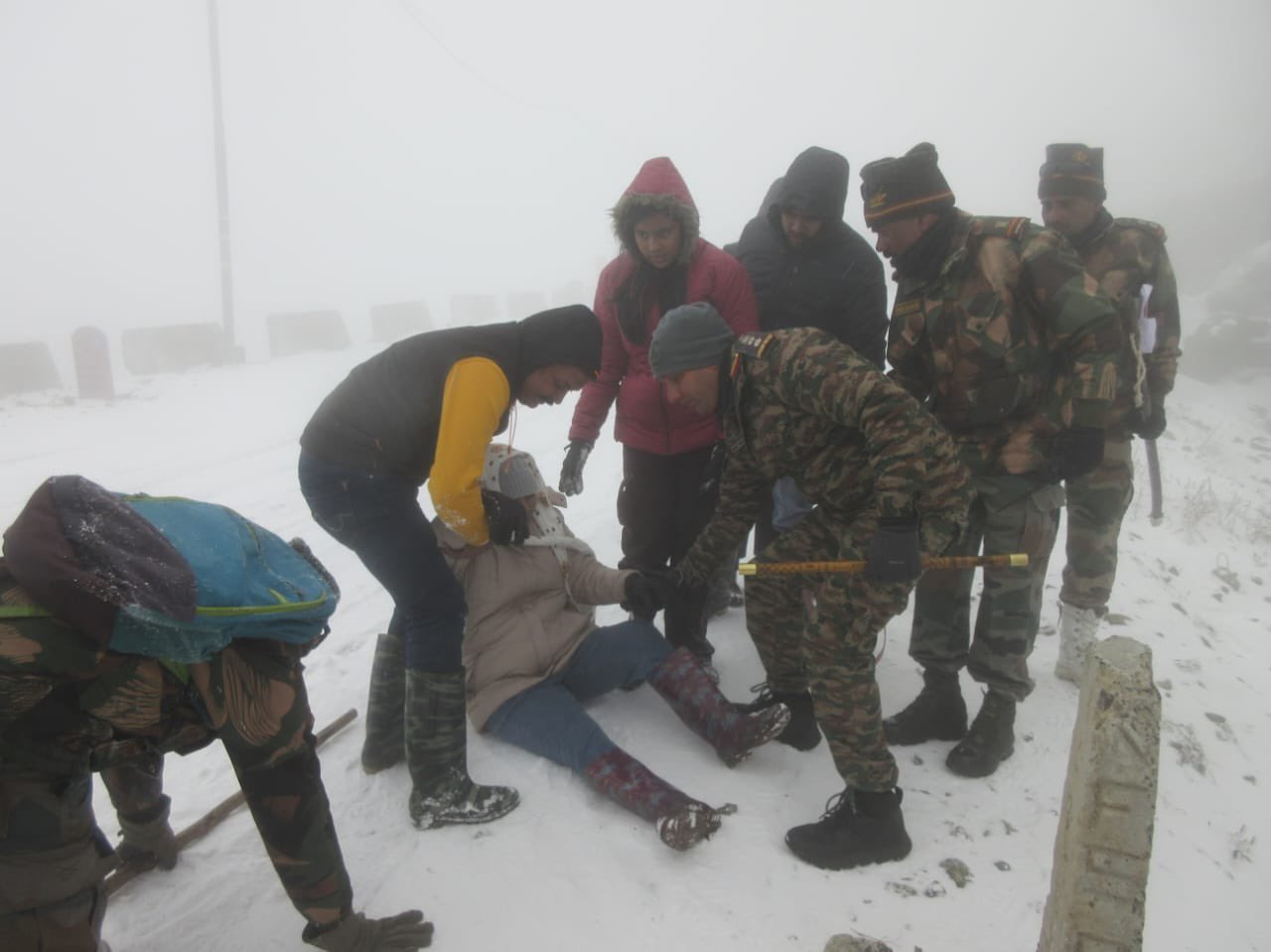 Sudden Snowfall Strands 500 Tourists in East Sikkim; Trishakti Corps Rescues Stranded Travelers