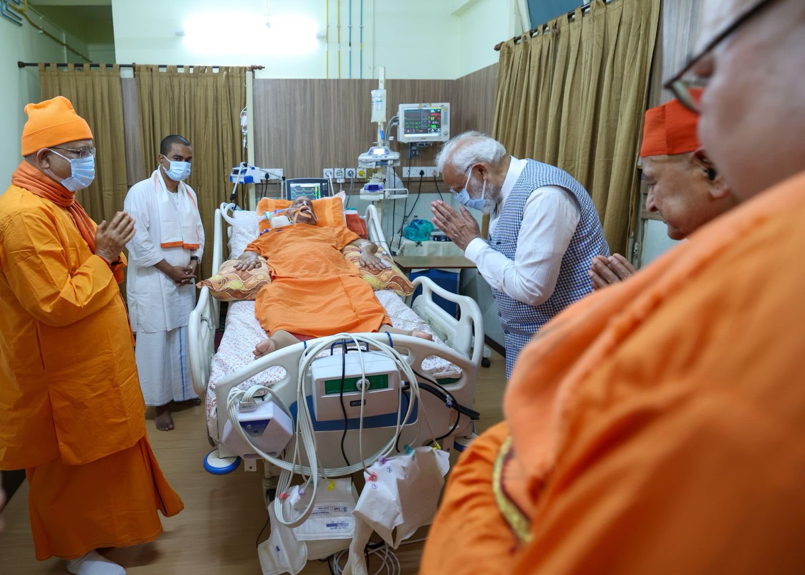 Prime Minister Narendra Modi Visits Kolkata Hospital to Enquire About Swami Smaranananda ji Maharaj’s Health