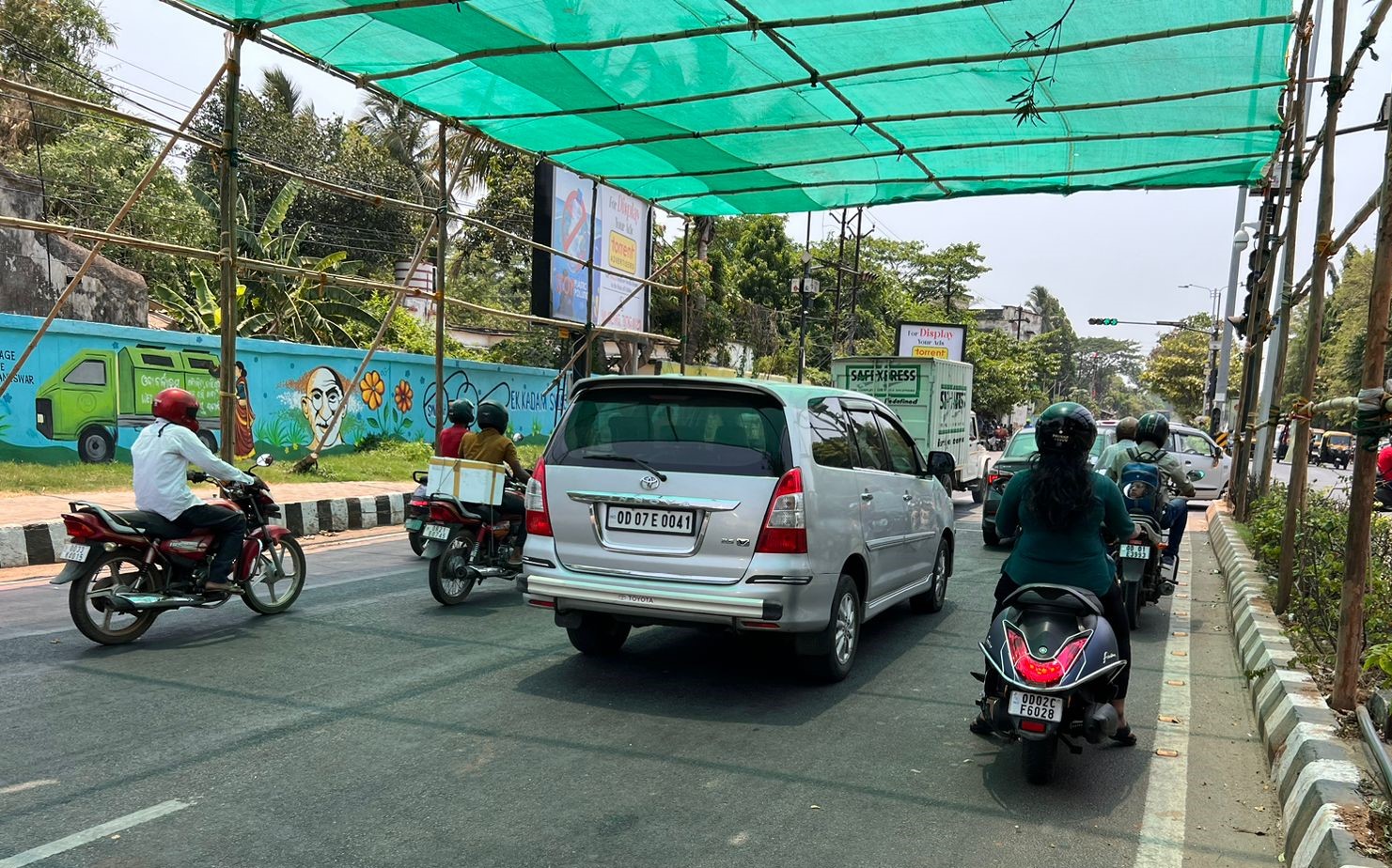 BMC Installs Temporary Sheds at Traffic Points to Deal Heatwave