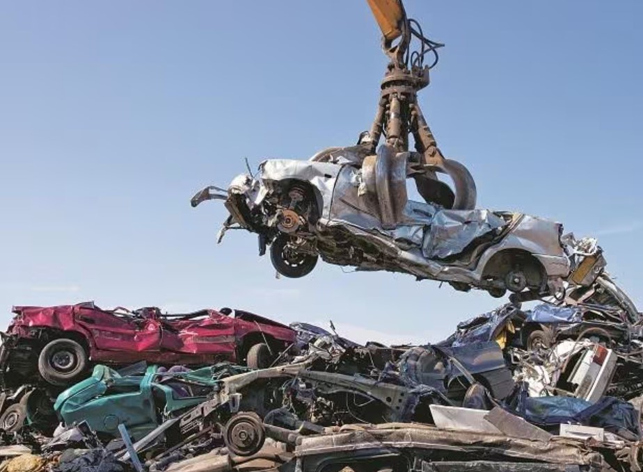 Govt Launches Vehicle Scrapping Policy to Phase Out Unfit, Polluting Vehicles