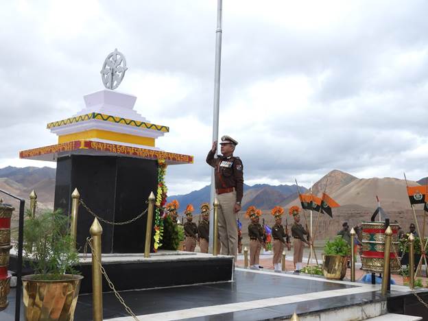 RPF Director General Manoj Yadava Leads Police Delegation to Honor Martyrs at Hot Spring Memorial in Ladakh