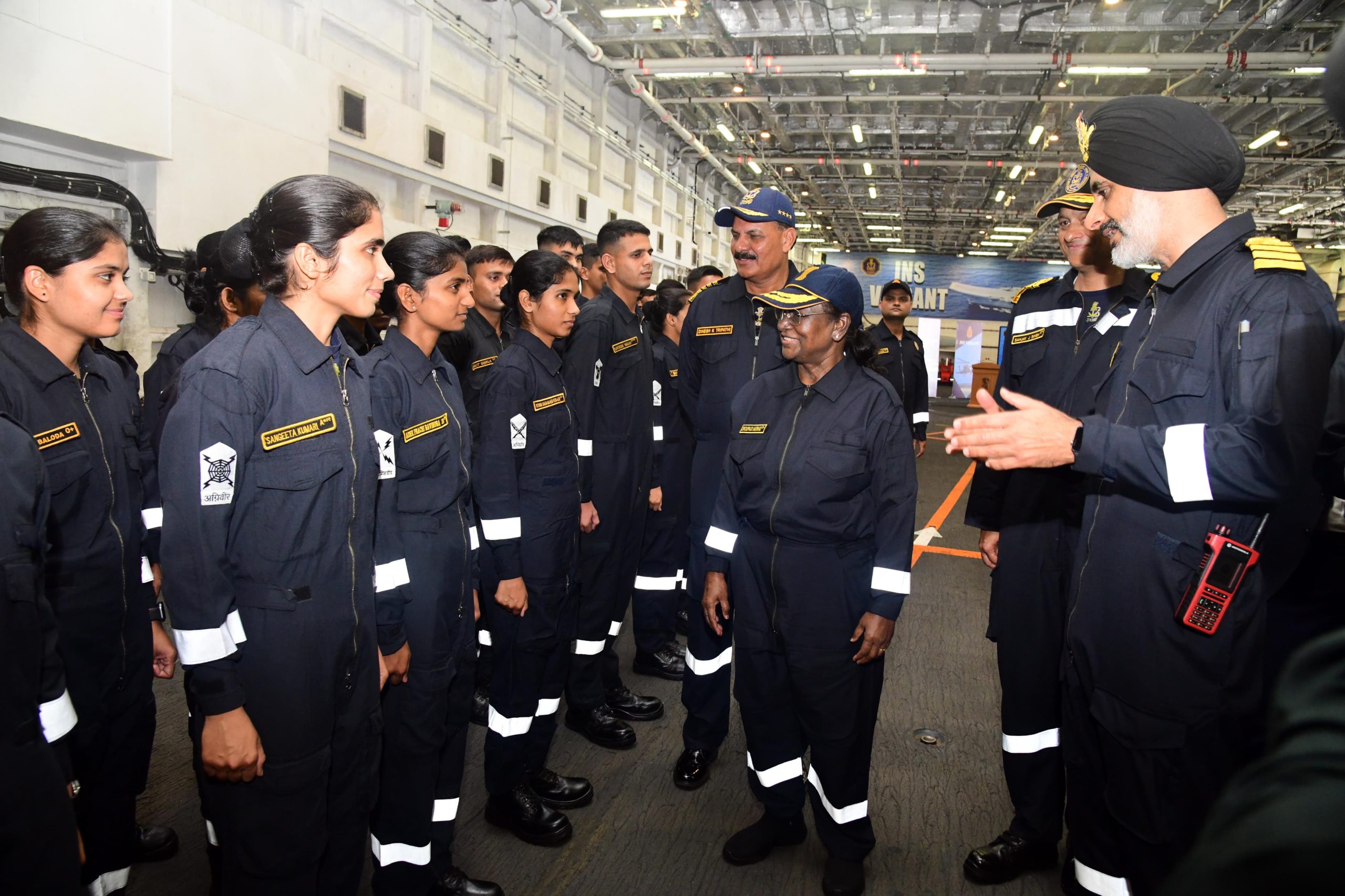 President Murmu Witnesses Naval Operations on Board INS Vikrant in Goa’s ‘Day at Sea’ Event