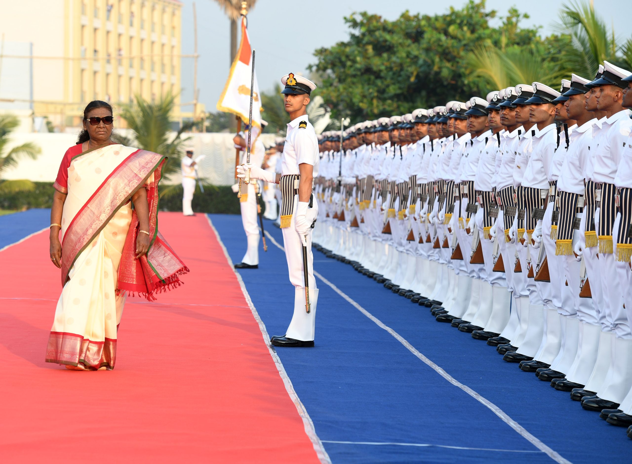 President Droupadi Murmu Honors Indian Navy on Navy Day at Puri Beach