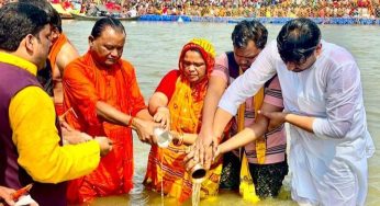 Odisha CM Mohan Charan Majhi Takes Holy Dip at Triveni Sangam During Mahakumbh