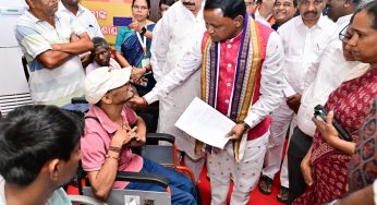 CM Mohan Majhi Holds Landmark Grievance Redressal Session in Sambalpur, Hears 1,400 Complaints in a Day